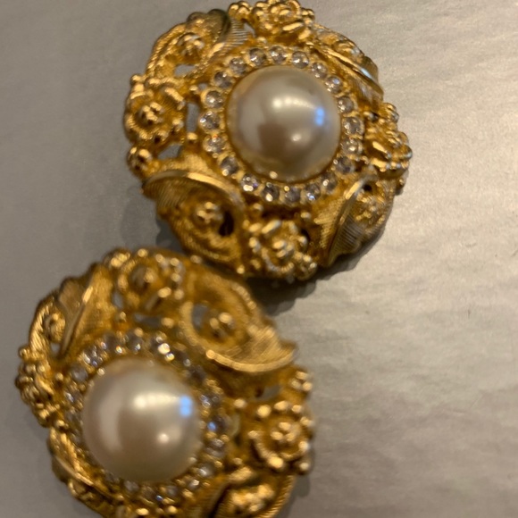 New Vintage Burberrys of London Pearl Earrings - Picture 2 of 3